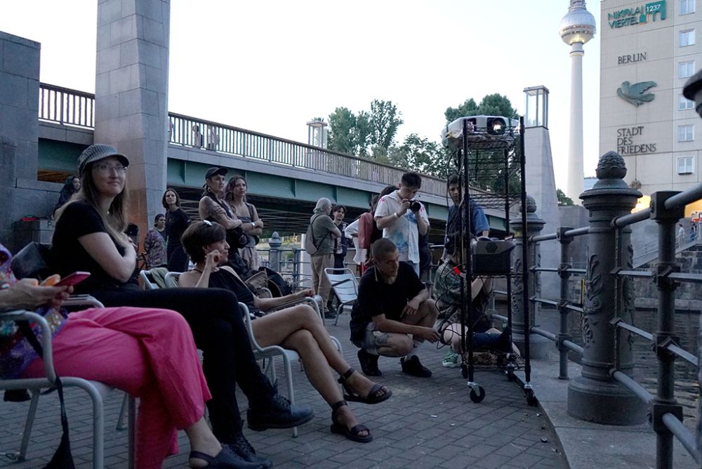 El día del solsticio de verano en el hemisferio norte y de invierno en el sur, el 21 de junio, las artistas realizaron esta acción simbólica que representa la conexión planetaria a través de la poética de las aguas y de sus ciclos. 